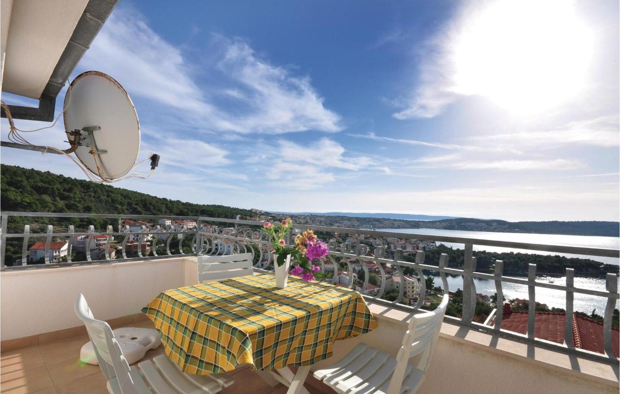 Lovely Apartment In Trogir With Kitchen Εξωτερικό φωτογραφία